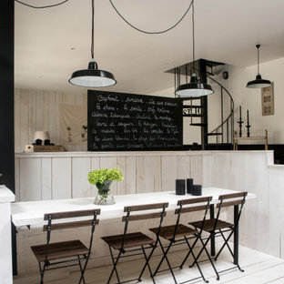 Réalisation d'une salle à manger méditerranéenne de taille moyenne avec une banquette d'angle, un mur beige, un sol en bois peint et un sol blanc.