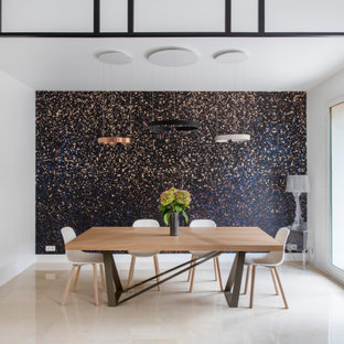 Réalisation d'une salle à manger design avec un mur multicolore, un sol beige et du papier peint.