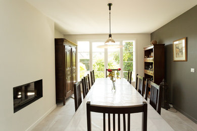 Cette image montre une salle à manger ouverte sur le salon traditionnelle de taille moyenne avec un mur blanc, un sol blanc et un sol en carrelage de céramique.