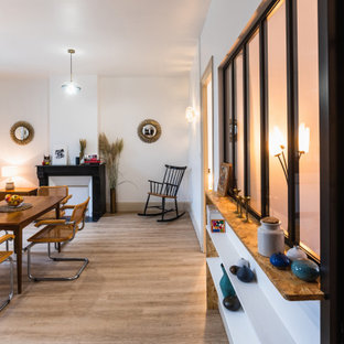 Idéer för mellanstora retro matplatser, med vita väggar, linoleumgolv, en standard öppen spis, en spiselkrans i sten och brunt golv