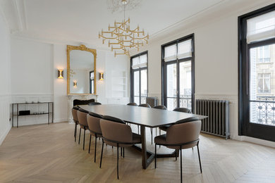 Foto de comedor contemporáneo cerrado con paredes blancas, suelo de madera clara y suelo beige