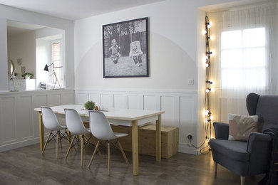 Inspiration pour une salle à manger minimaliste de taille moyenne avec un mur blanc et parquet foncé.