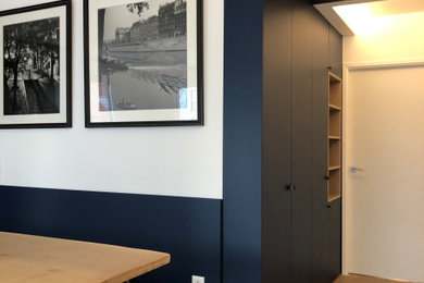 Cette image montre une salle à manger design de taille moyenne avec un mur bleu, parquet clair et aucune cheminée.