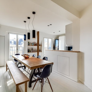 Réalisation d'une salle à manger ouverte sur la cuisine nordique de taille moyenne avec un mur blanc, un sol en bois peint et aucune cheminée.