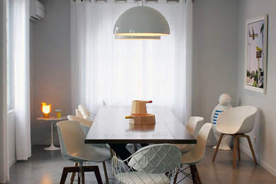 Стильный дизайн: отдельная столовая среднего размера в скандинавском стиле с серыми стенами без камина - последний тренд