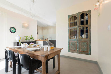 Exemple d'une grande salle à manger ouverte sur le salon éclectique avec un mur beige et aucune cheminée.