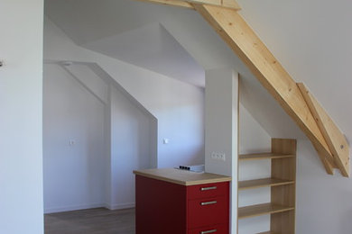 Aménagement d'une petite salle à manger ouverte sur le salon contemporaine avec un sol en bois brun.