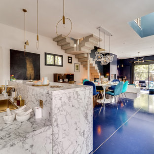 Foto di una sala da pranzo moderna di medie dimensioni con camino classico e pavimento blu