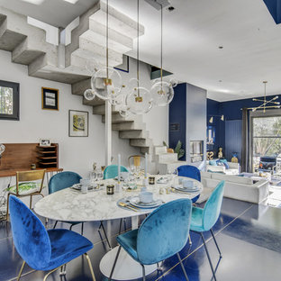 Exemple d'une grand salle à manger tendance avec un mur blanc et un sol bleu.