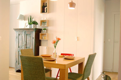 Imagen de comedor actual de tamaño medio abierto sin chimenea con paredes blancas y suelo de baldosas de cerámica
