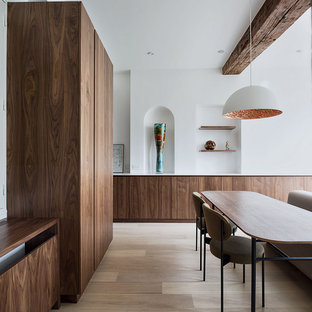 Idée de décoration pour une salle à manger minimaliste avec un mur blanc, un sol en bois clair et un sol beige.