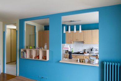 Idée de décoration pour une salle à manger design de taille moyenne avec un mur bleu et parquet foncé.