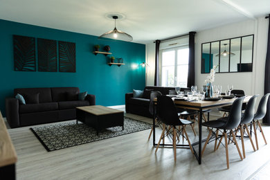 Idée de décoration pour une salle à manger de taille moyenne avec un mur bleu, parquet clair, aucune cheminée et un sol gris.