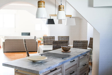 Réalisation d'une salle à manger ouverte sur la cuisine marine de taille moyenne avec un mur blanc, parquet clair et un sol marron.