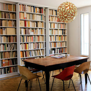 Inspiration pour une salle à manger vintage avec un mur blanc, un sol en bois brun et un sol jaune.