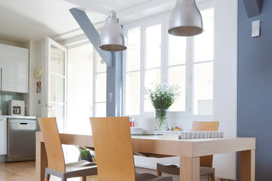 Diseño de comedor contemporáneo de tamaño medio abierto con paredes grises y suelo de madera en tonos medios