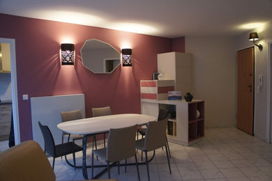Idée de décoration pour une grande salle à manger minimaliste avec un mur rose, un sol en carrelage de céramique et un sol blanc.