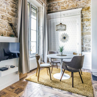 Cette photo montre une salle à manger ouverte sur le salon rétro de taille moyenne avec un sol en bois foncé, un sol marron, un mur blanc, aucune cheminée, un plafond en poutres apparentes et un mur en parement de brique.