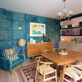 Réalisation d'une grand salle à manger bohème avec un sol en bois clair, un mur bleu et un sol beige.