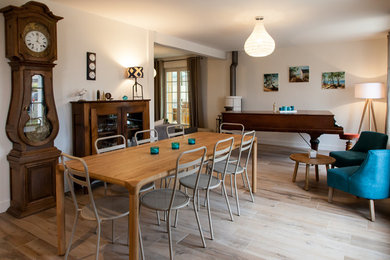 This is an example of a coastal dining room in Rennes.