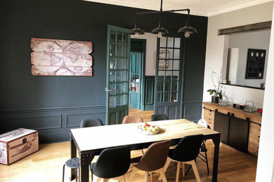 Idée de décoration pour une salle à manger ouverte sur le salon design de taille moyenne avec un mur bleu, parquet clair, aucune cheminée et un sol marron.