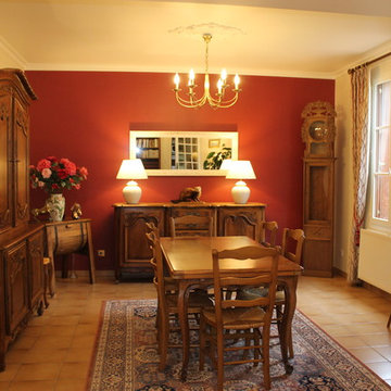 Rénovation d'une salle à manger classique sur mur lie de vin