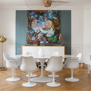 Exemple d'une salle à manger tendance avec un mur blanc, un sol en bois brun, un sol marron et boiseries.