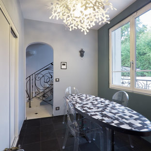 Aménagement d'une salle à manger éclectique fermée et de taille moyenne avec un mur gris et un sol en carrelage de céramique.