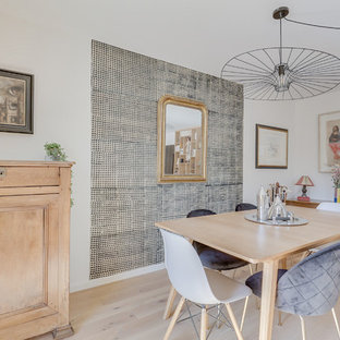 Réalisation d'une salle à manger design de taille moyenne avec un mur blanc, un sol en bois clair et un sol beige.