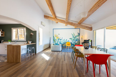 Exemple d'une grande salle à manger ouverte sur la cuisine avec un mur vert et un sol en carrelage de céramique.