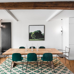 Exemple d'une salle à manger industrielle avec un mur blanc, un sol en bois foncé et un sol marron.