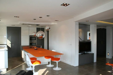 Exemple d'une salle à manger ouverte sur le salon moderne de taille moyenne avec un mur blanc et aucune cheminée.