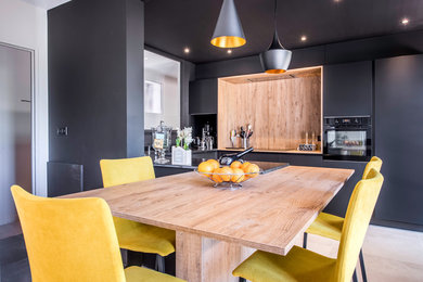 Imagen de comedor de cocina contemporáneo con suelo de baldosas de cerámica y suelo gris