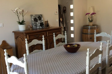 Inspiration pour une salle à manger traditionnelle de taille moyenne avec un mur beige, un sol en carrelage de céramique et un sol gris.
