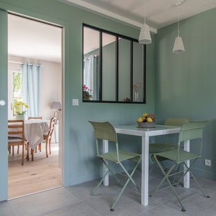 Aménagement d'une salle à manger contemporaine avec un sol beige.