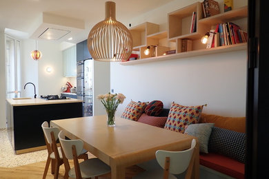 Idées déco pour une grande salle à manger ouverte sur la cuisine contemporaine avec un mur bleu et parquet clair.