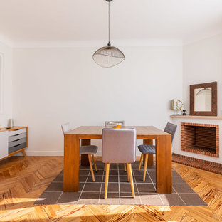 Idées déco pour une salle à manger scandinave avec une cheminée d'angle, un mur blanc, un sol en bois brun et un sol marron.