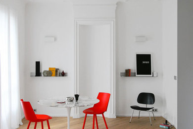 Idee per una sala da pranzo minimal con pareti bianche e parquet chiaro