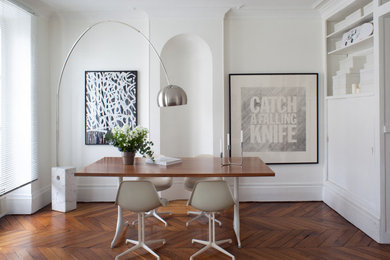 Ejemplo de comedor contemporáneo sin chimenea con paredes blancas, suelo de madera en tonos medios y suelo marrón