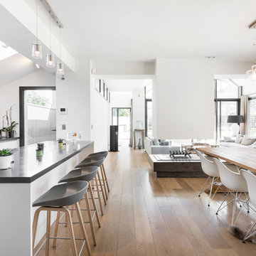 Salle à manger contemporaine dans une demeure à Dinard