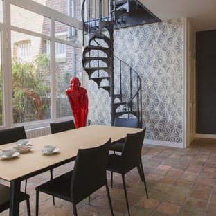 Inspiration pour une salle à manger design de taille moyenne avec un mur multicolore, aucune cheminée et un sol en carreau de terre cuite.