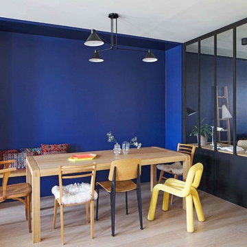 Salle à manger éclectique dans un appartement rénové à Marseille