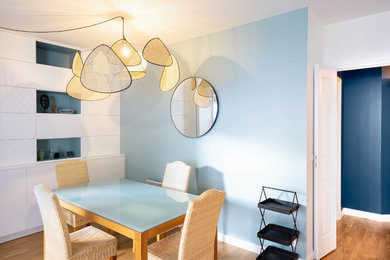 Exemple d'une salle à manger tendance de taille moyenne avec un mur bleu, parquet clair et un sol marron.