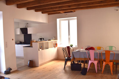 Exemple d'une grande salle à manger ouverte sur la cuisine tendance avec un mur blanc, parquet clair et un sol beige.