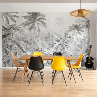Idées déco pour une très grand salle à manger ouverte sur le salon contemporaine avec un sol en bois clair, un plafond en poutres apparentes et du papier peint.