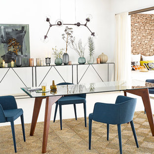 Cette image montre une grand salle à manger ouverte sur le salon bohème avec un mur blanc et aucune cheminée.