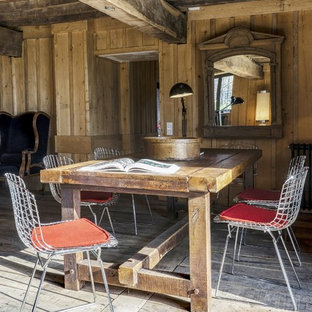Aménagement d'une salle à manger ouverte sur le salon campagne de taille moyenne avec un mur marron, un sol en bois brun et aucune cheminée.