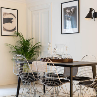 Exemple d'une salle à manger tendance de taille moyenne avec un mur blanc et un sol blanc.