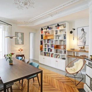 Immagine di una sala da pranzo aperta verso il soggiorno design di medie dimensioni con pareti bianche, pavimento in legno massello medio, camino classico, cornice del camino in perlinato e pavimento marrone