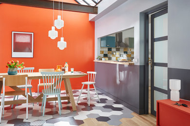 На фото: гостиная-столовая среднего размера в современном стиле с разноцветными стенами и полом из керамической плитки с
